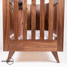 Afbeelding in Gallery-weergave laden, Ledikant notenhout (special)